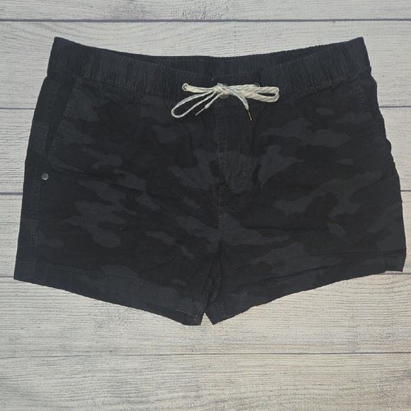 Vuori Pants - Vuori Women's Ripstop Shorts Black Camo Size L